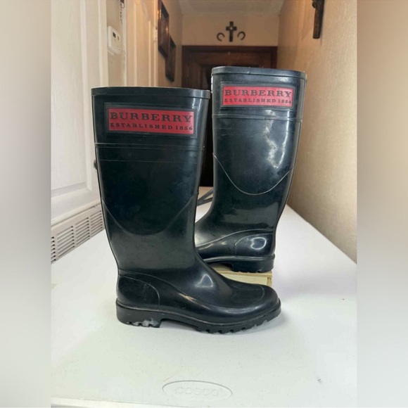 BURBERRY RAIN BOOT BLACK LOGO Sz 39 /
US 9 - Picture 1 of 12